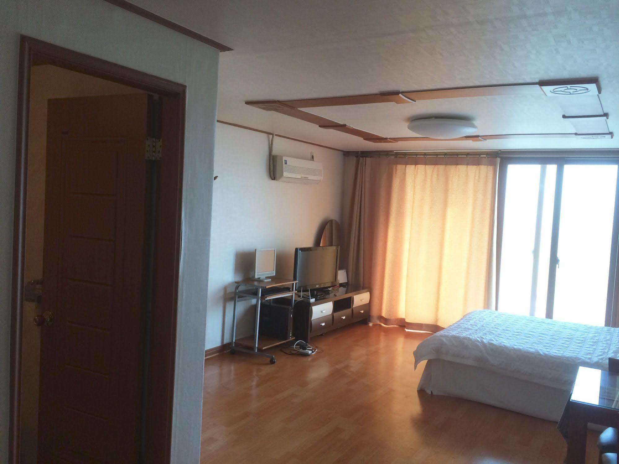 Greenside Pension Seogwipo Exterior photo